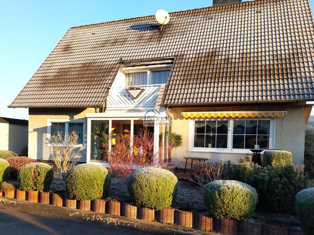 Interessantes, freistehendes Zweifamilienhaus mit Doppelgarage